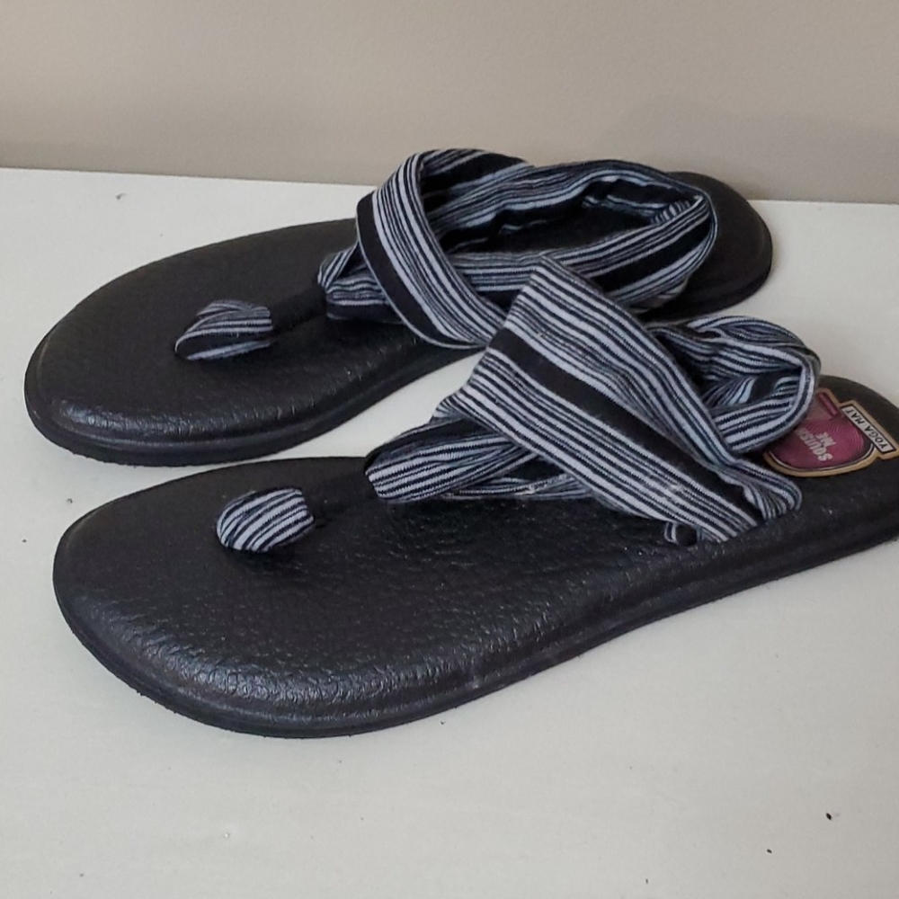Sanuk yoga sandals size 8 black/white cloth straps